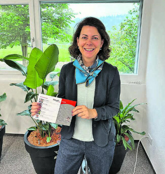 Podiumsdiskussion «Versorgungssicherheit im Gesundheitswesen»: Karin Faes, Präsidentin aargauSüd impuls, moderiert die Diskussionsrunde im reformierten Kirchgemeindehaus, Reinach. (Bild: rc.)