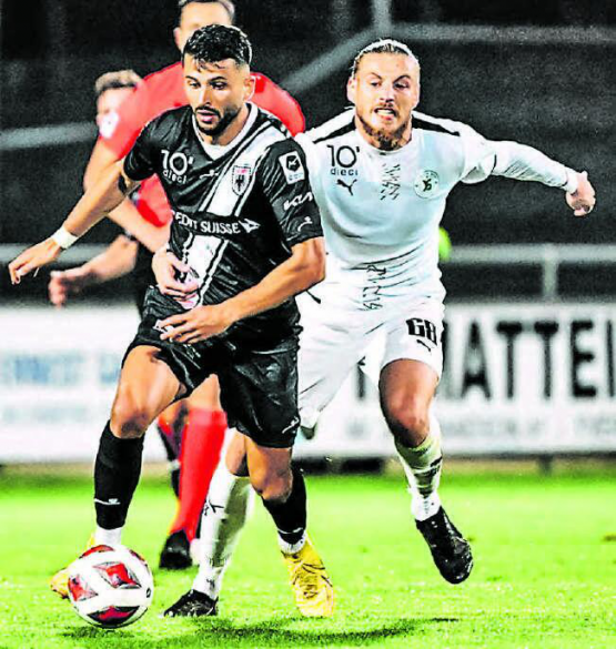 Valon Fazliu wird immer stärker und trifft zum 1:0. In dieser Szene wird er von Yverdon-Spieler Brian Beyer verfolgt. (Bild: Sarah Rölli)