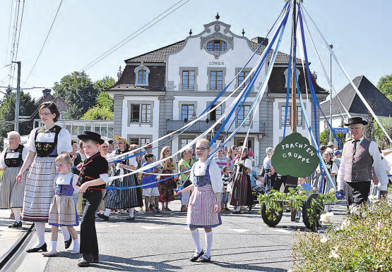 Gab ein herrliches Bild ab: Die Trachtengruppe vor der Kulisse des Löwen. (Bilder hg.)