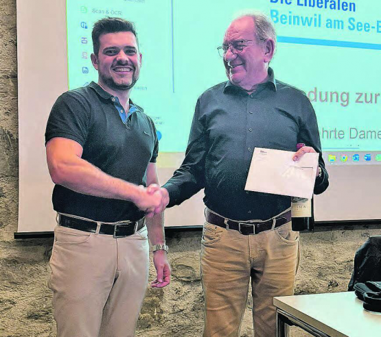 Manuel Bangerter und Peter Lenzin bei der Geschenksübergabe anlässlich der Parteiversammlung. (Bild: zVg.)