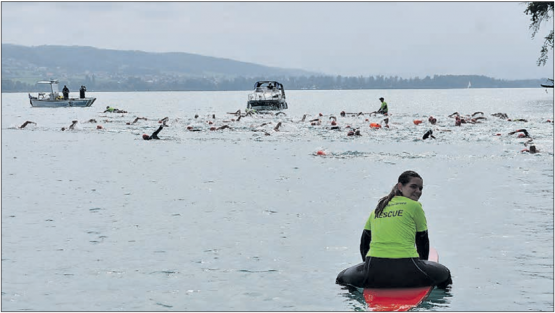 Begleitet von Rettungsschwimmern und Booten machte sich das Schwimmerfeld auf in Richtung Seerose Meisterschwanden. (Bilder: hg.)