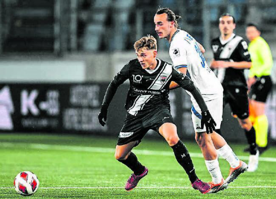 Verteidiger unter sich: Aaraus Bastien Conus (vorne) im Zweikampf mit dem Gränicher in Lausanner Diensten, Raoul Giger. (Bild: Sarah Rölli)