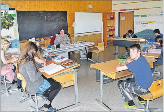 Unterrichtete zehn Schülern Französisch: Lehrperson Haike Bohn am Tag der offenen Tür der Tagesschule Wannenhof in Wiliberg. (Bild: aw.)