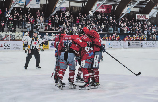 Hockey Reinach bejubelt das historische Tor von Jann Amstutz gegen den EHC Basel.