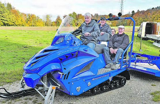 Die Freude ist gross: Die Pistenpräparatoren Beat Buchwalder (Präsident), Bernhard Aeschbach (Vorstandsmitglied) und Willi Maurer v. l. testen das neue Pistenfahrzeug auf noch schneelosem Boden, im Hintergrund Landeigentümer Werner Müller, der sein Ackerland in den Wintermonaten für den Loipenbetrieb zur Verfügung stellt. (Bild: aw.)