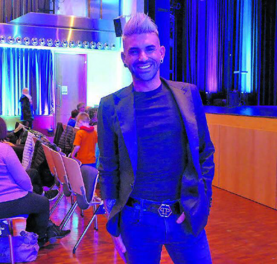 Ben Hyven, «The Rockstar of Magic», sorgte im Reinacher Saalbau für so manch eine verblüffende Überraschung. (Bild: lo.)