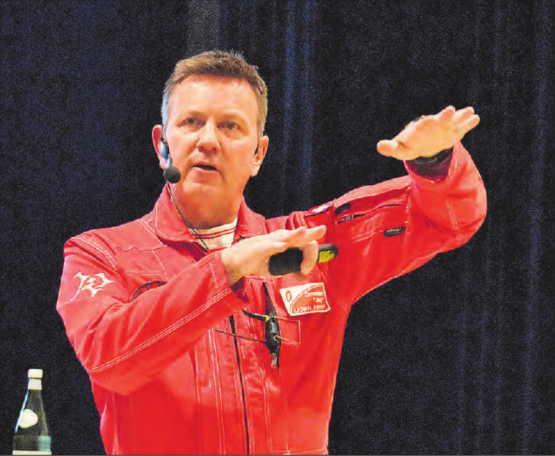 Nils Hämmerli, Kommandant der Patrouille Suisse ermöglichte in der Gontenschwiler Mehrzweckhalle einen interessanten Einblick hinter die Kulissen. (Bild: hg.)