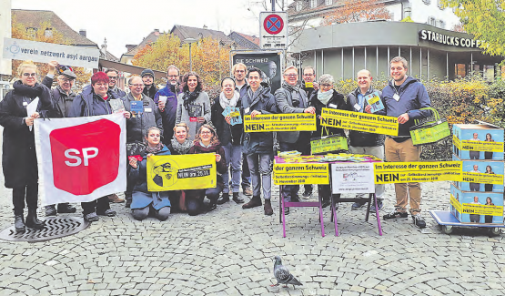 (Fast) alle gegen die SBI:Am vergangenen Samstag haben das bürgerliche Aargauer Komitee«NEIN zur Selbstbestimmungsinitiative» und das linke Aargauer Komitee gegen die Selbstbestimmungsinitiative für eine gemeinsame Aktion in Aarau zusammengespannt. (Bild: Aargauer Komitee «NEIN zur Selbstbestimmungsinitiative»)