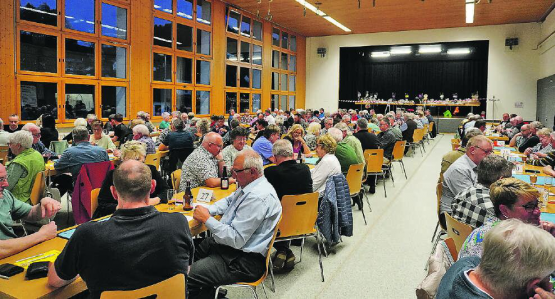 Die Turnhalle Walde war richtig voll. (Bilder: mek)