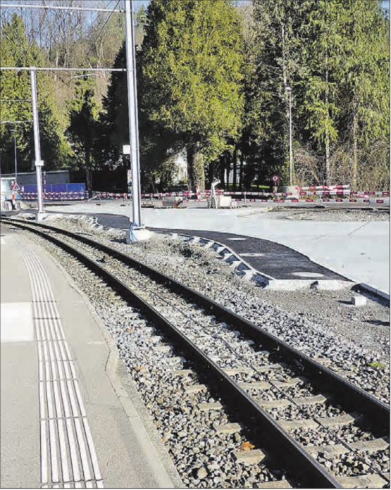 Wie schwarze «Fragezeichen»: Die neuen Fussgängerwege schlängeln sich im Slalom um den Kreisel. Vorsicht! Kinderwagen und Rollstühle könnten in Schräglage geraten! (Bilder: moha.)