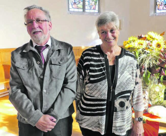 Feierliche Zeremonie: Kirchenpflegepräsident Kurt Hirt setzte Susi Koch als neue Kirchenpflegerin ein. (Bild: zVg.)