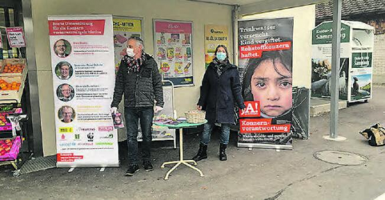 Die Standaktion in Beinwil am See: Die Konzernverantwortungsinitiative kommt am 29. November zur Abstimmung. (Bild: zVg.)