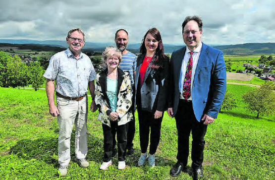 Von links: Daniel Leutwiler, Adelheid Sperling, Gerold Gloor, Vikarin Olga Stepanok und Pfarrer Michael Freiburghaus. Nicht auf dem Bild: Kirchenpflegerin Susanna Aeschimann. (Bild: zVg.)