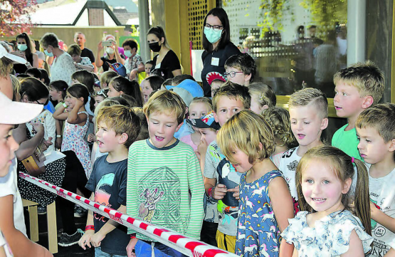 «Wir sind die Schule Schöftland», ertönte es aus vollen Kehlen: Damit eröffneten die Kinder den Festakt in dem sie die Hauptrolle spielten. (Bilder: st.)