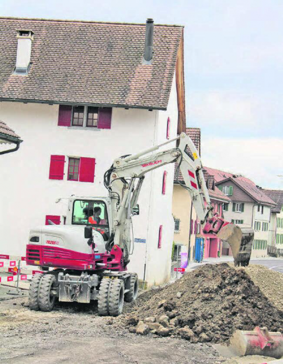 Im Zeitplan: Nicht nur die Baustelle an der Poststrasse hat vom guten Wetter profitiert. (Bild: grh)