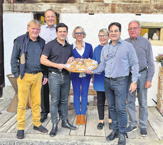 Feierliche Stabsübergabe mit Steuerrad bei der FDP-Ortspartei Beinwil am See-Birrwil: Pitsch Schmid, Manuel Bangerter und Matthias Räber, hinten Stephan Läuchli, Barbara Buhofer, Maria Haldimann und Peter Lenzin. (Bild: zVg.)