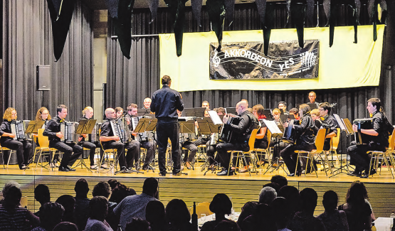 Geräuschintensives Grossaufgebot: Die Musikfreunde 1922 Oftersheim e.V traten gemeinsam mit dem Akkordeonorchester YES im Kubus Rickenbach auf. (Bilder: jap.)