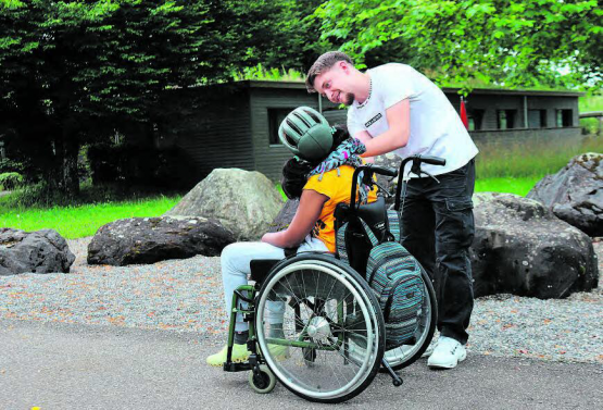 Marlon, erfolgreicher Absolvent als «Fachmann Betreuung EFZ», beim Rundgang mit Klientin.