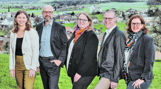 Der neue Rickenbacher Gemeinderat: (v.l.) Anita Habermacher-Furrer (bisher), Ressort Bildung; Adrian Häfeli (bisher), Ressort Präsidiales; Annemieke Stössel-Lub (neu), Ressort Soziales; Thomas Zettel (bisher), Ressort Bau + Infrastruktur; Nicole Müller-Amrein (bisher), Ressort Finanzen. (Bild: zVg.)