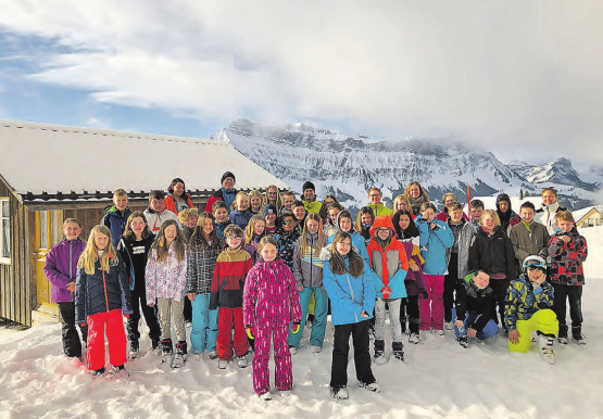 Gontenschwiler Primarschüler im Schneesportlager: Ein Gruppenbild vor der herrlichen Kulisse der Schrattenfluh. (Bilder: zVg.)