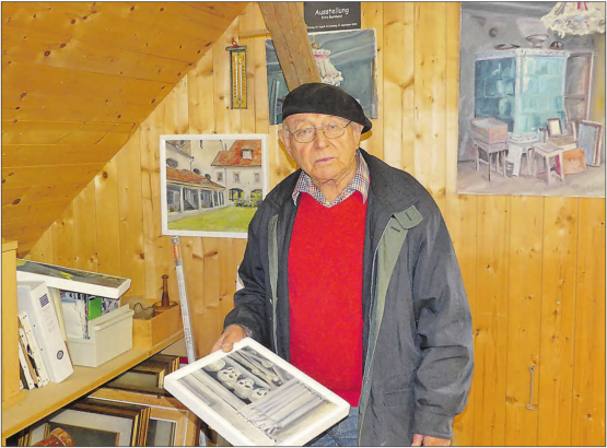 Es ist Abend geworden im Atelier von Fritz Burkhard: Der Kunstmaler sortiert seine Werke und lädt ein zum Besuch im Atelier im Obersteg. (Bild. moha.)