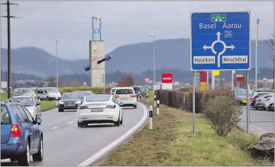 Die Wegweiser täuschen eine auf der Hauptstrasse verlaufende Grenze zwischen Holziken und Hirschthal nur vor: Der Siedlungstrenngürtel liegt vollständig auf Hirschthaler Gemeindegebiet. Nach dem Kreisel möchte die Gemeinde deshalb eine neue Industriezone schaffen. (Bild: rc.)