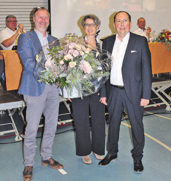 Mit grossem Applaus würdigten Seengerinnen und Seenger die Leistung ihres zu verabschiedenden Ammanns Jörg Bruder (re.).