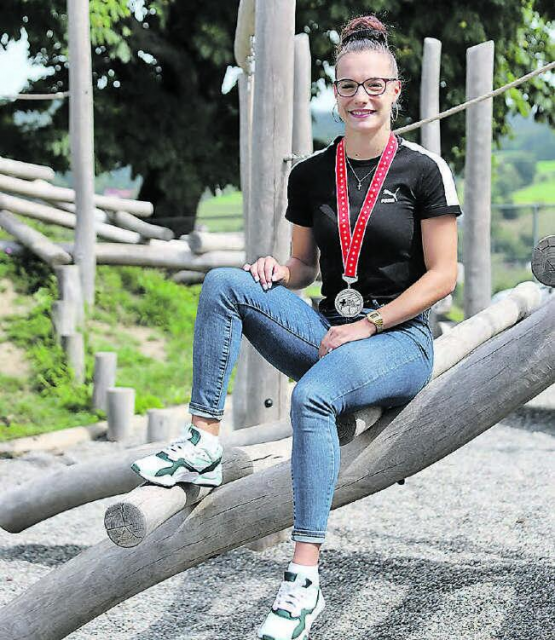 Wo alles begann: Auf dem Spielplatz der Primarschule Gontenschwil erzählt die heute 19-jährige Michelle Gloor, wie sie schon damals die Schnellste von allen gewesen sei. (Bild: rc.)
