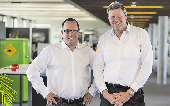 Freuen sich über ein tolles Jahresergebnis: Marcel Gehring, CEO knecht reisen ag (links) und Roger Geissberger, CEO der knecht reisen gruppe und Delegierter des Verwaltungsrates. (Bild: zVg.)
