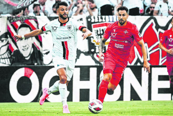 Der FC Aarau hält den Kantonsrivalen aus Baden auf Abstand. Valon Fazliu (links) enteilt dem Badener Davide Giampà. (Bild: Sarah Rölli)