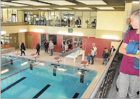 Alles neu und modern: Der Andrang bei der freien Besichtung der für 1,2 Millionen Franken sanierten Badi Entfelden war gross. (Bild: Kaspar Flückiger)