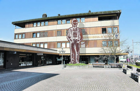 Matterstatue vor dem Müheler Gemeindehaus: Diese wird heute Nachmittag platziert. Der Festakt muss aus bekannten Gründen ausbleiben, aber es gibt Gratisschinken für alle. (Studie: cb.)