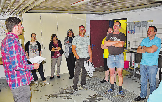 Der Boden der alten Militärküche wird mit einem Steinholzbelag ausgestattet: Der Rundgang führte auch in den Keller des Bottenwiler Mehrzweckgebäudes. (Bilder: aw.)