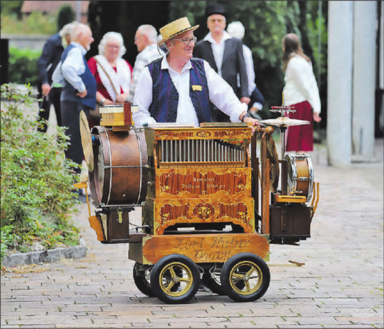 Kurt Huber begrüsste die Besucher schon vor der Kirche. (Bild: rc.)