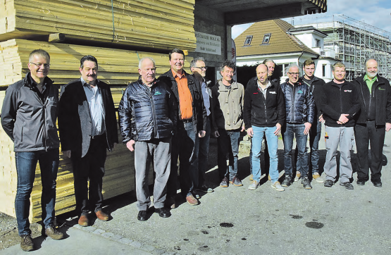Es war ein geradezu historischer Moment: Alle an der Aussenfassade des Schulhausneubaus in Schöftland beteiligten Handwerker und Firmen trafen sich bei der Flückiger Holz AG zu einem ungezwungenen Apéro. (Bilder: st.)