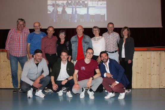 Christian Baumann (vorne, 2. v.l.) umgeben von seinen Unterstützerinnen und Unterstützern. (Bilder: mek)