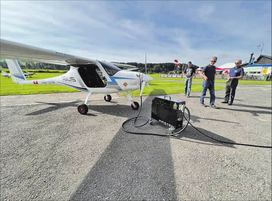 Velis Elektra an der Tankstelle: Nach einer Stunde Ladezeit steht Kapazität für 45 Minuten Flugzeit zur Verfügung. (Bild: zVg.)