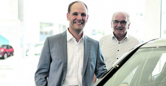 Roman und Hansruedi Faes präsentierten in der Garage Faes in Oberkulm die neusten Elektro- und Hybridfahrzeuge der Marke Citroën. (Bild: dr.)