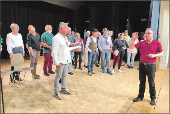 Die Vorbereitungen zur neuen Operette «Gasparone» laufen auf Hochtouren: Der Regisseur Raschid Kayrooz erteilt Instruktionen. (Bild: zVg.)