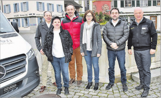 Zufrieden lächelnd stellt sich der Wiliberger Gemeinderat nach Verlassen des Busses am Niklaus-Thut-Platz den Fotografen: Gemeindeammann Patric Jakob, Stephanie Weber-Gloor, Manfred Müller, Petra Grädel, Vizeammann Benedikt Wolf und Fahrer Markus Zinniker v. l. (Bild: aw.)