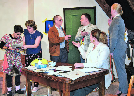 Behauptungen und Diskussionen: Wie soll man in einem solchen Umfeld in Ruhe schreiben können? Erika, Claudia, Konrad, Simon, Melanie und Frau Brandt (v.l.). (Bilder: st.)