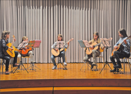 Musikalisches Ensemble in der Aula: Die Darbietungen der Schülerinnen und Schüler waren auf einem erfreulich hohen Niveau. (Bild: zVg.)