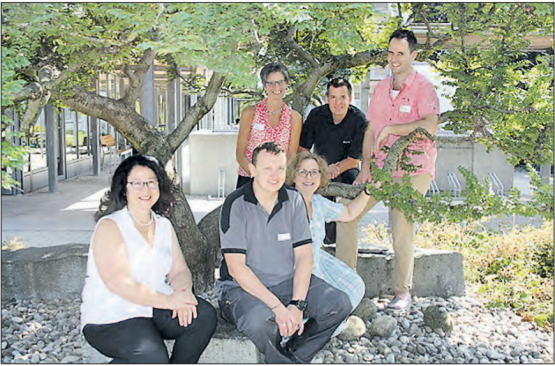 Das aktuelle Kader des regionalen Alterszentrums Schöftland: Bernadette Flükiger, (stehend hinten links) kommuniziert offen mit den Mitarbeitenden. (Bild: zVg.)