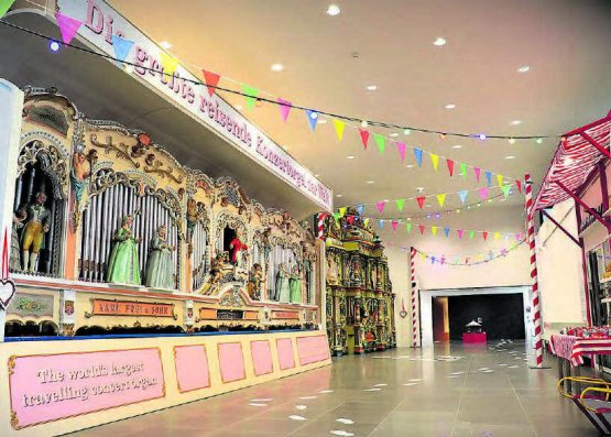 Blick ins Foyer mit den grossen Jahrmarktsorgeln.