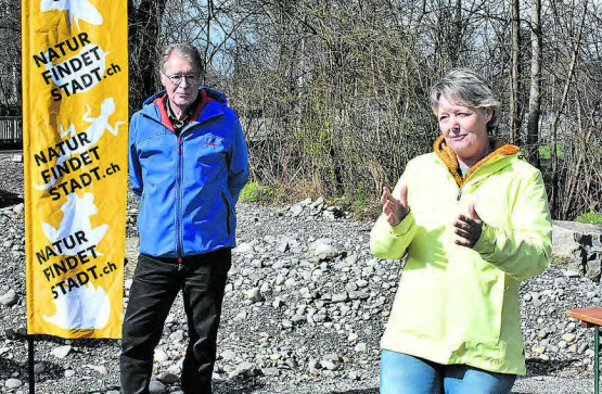 Freuten sich über die gelungene Umgestaltung des ehemaligen Töffparkplatzes bei der Badi Menziken: Gemeinderat Hanspeter Boller und Barbara Gautschi vom Natur- und Vogelschutzverein Menziken-Burg. (Bilder: hg.)