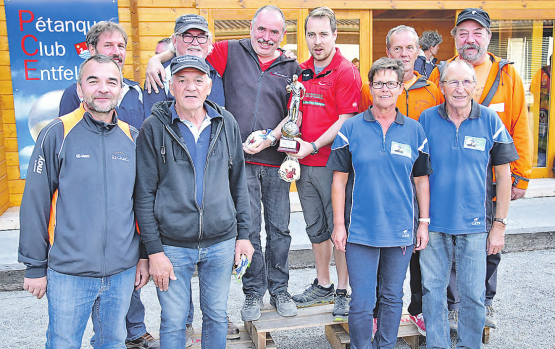 Die fünf preisträchtigen Teams: hinten von links: Rolf Wernli/Ruedi Seiwald, PC Schöftland (3.), Franz und Etienne Höltschi, PC Zufikon (1.), Urs Moser und Heinz Rhyn, PC Bimbo/Herzogenbuchsee (2.), vorne von links: Fabrice und Ruedi Hirt, PC Schöftland (5.) sowie Margrit und Erich Nyffenegger, PC Entfelden (4.). (Bilder: aw.)