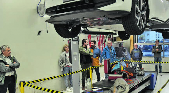 Von der Werkstatt bis zur Waschstrasse: Die Betriebsbesichtigung im Rahmen des Open-House-Anlasses liess nichts aus. (Bild: aw.)