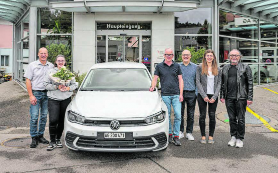 Freudige Übergabe des ersten Tombola-Hauptpreises der Gwärbi Schöftland 2024 (v.l.): Hannes Roth jun. (Geschäftsführer Suhre Garage AG), Gewinnerin Valerie Suter, Daniel Brunner (Inhaber Brunner Zimmerei Holzbau GmbH), Reto Hauri (Vorsitzender Bankleitung Raiffeisenbank Reitnau-Rued), Anja Hürzeler (Führungsunterstützung Raiffeisenbank Reitnau-Rued) und Johannes Lehner (OK-Präsident «gwärbisch!»). (Bilder: zVg.)