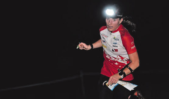 Katrin Müller kämpft sich durch den finsteren Wald. (Bild: Sandro Anderes, zVg.)