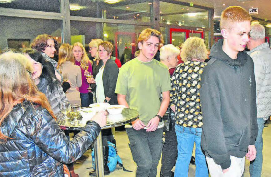 Neujahrsapéro im Foyer der Mehrzweckhalle: Die Holziker geniessen den Apéro. (Bild: aw.)